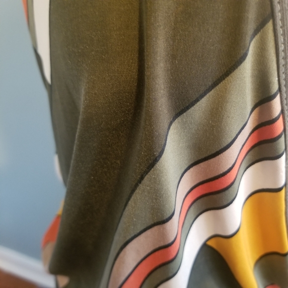 Deep v-neck front & back. Elegant, 70's colors, geometric pattern, size medium - Picture 8 of 8